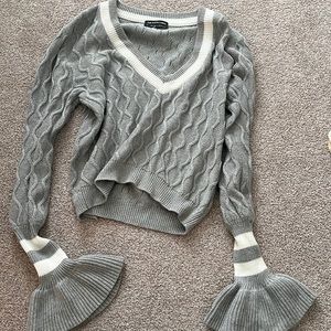 Sweater w puff sleeves at bottoms